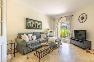 TV a/nebo společenská místnost v ubytování Spacious 3 BED Home in La Quinta Golf- Marbella