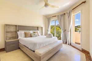 Postel nebo postele na pokoji v ubytování Spacious 3 BED Home in La Quinta Golf- Marbella + 13 fotografií