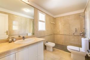 Koupelna v ubytování Spacious 3 BED Home in La Quinta Golf- Marbella