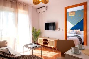 Televízia a/alebo spoločenská miestnosť v ubytovaní Ap. 1hab en 1a linea - Pedregalejo playa
