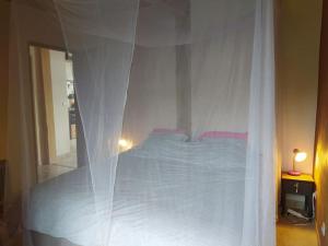 Ένα ή περισσότερα κρεβάτια σε δωμάτιο στο Maison de vacances pleine nature