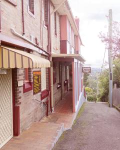een oud gebouw met een bord aan de zijkant bij Katoomba Mountain Lodge in Katoomba