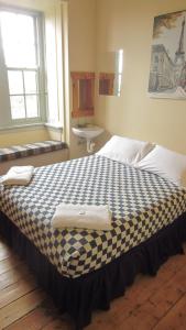 卡頓巴的住宿－Katoomba Mountain Lodge，一间卧室配有一张大床和两条毛巾
