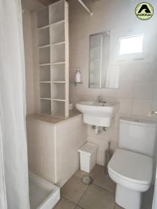 ein Badezimmer mit einer weißen Toilette und einem Waschbecken in der Unterkunft VolKKanrentals Casa La Hoya in Famara