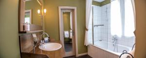 Koupelna v ubytování Friedrich von Schiller Hotel