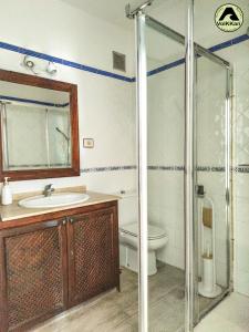 ein Badezimmer mit Toilette, Waschbecken und Dusche in der Unterkunft VolKKanrentals Casa La Hoya in Famara + 13 Fotos