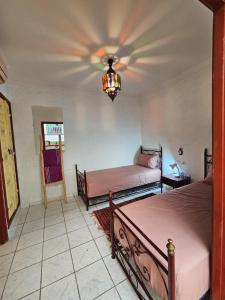 Un pat sau paturi într-o cameră la Riad Oued Issil +49 fotografii