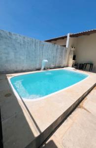 uma piscina em frente a uma casa em Casa de Praia Paracuru em Paracuru