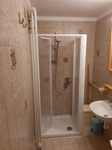 アンダロにあるCasa Giarcoのシャワーと洗面台付きのバスルーム