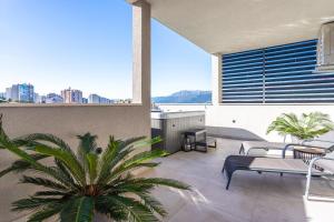Balkón alebo terasa v ubytovaní Luxury modern penthouse w jacuzzi & huge terrace