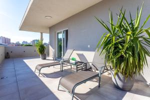 Balkón alebo terasa v ubytovaní Luxury modern penthouse w jacuzzi & huge terrace