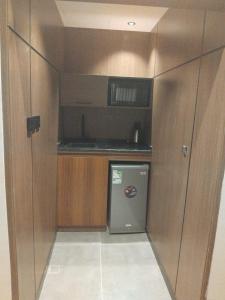 a small kitchen with a stove and a refrigerator at شقق ثري ستار للشقق المخدومة in Riyadh