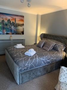 HockeringThe Hideaway的卧室里有一张床，床上放着两条毛巾。