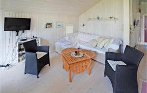 TV a/nebo společenská místnost v ubytování Holiday Home Otterup With Sauna 303