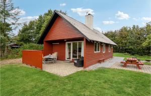 Hemmetにある2 Bedroom Amazing Home In Hemmetのパティオとピクニックテーブルのある小さな赤い家 +11枚の写真