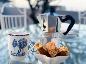 una taza de café y una taza de magdalenas en una mesa en Beach House on 5th Hermanus, en Hermanus 23 fotos más