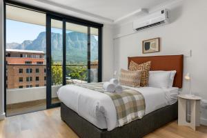 Postel nebo postele na pokoji v ubytování Newlands Peak Apartments