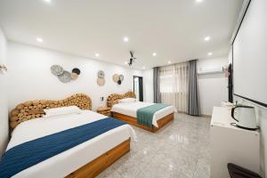 Letto o letti in una camera di Shanghai Monegative Time Garden Hotel Disney Store