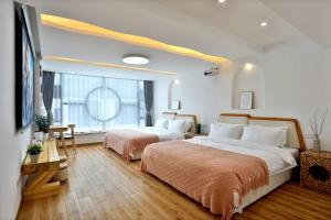 Letto o letti in una camera di Shanghai Monegative Time Garden Hotel Disney Store