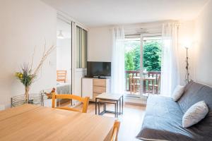 a living room with a couch and a table at Camilla in Tourgeville