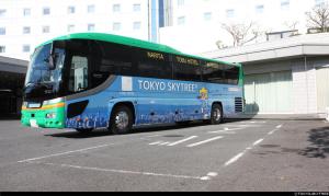 成田市にある成田東武ホテルエアポートの駐車場に青いバスが停まっている