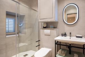 Koupelna v ubytování PIAC Luxury Suites + 37 fotografií