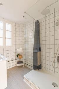 a bathroom with a shower and a sink at Le Pytheas - Nid douillet à deux pas du vieux port in Marseille +10 photos