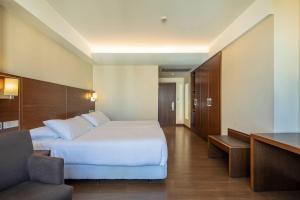 A bed or beds in a room at Hotel Coia de Vigo