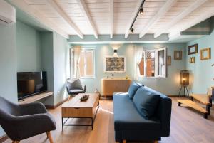 un salon avec un canapé, des chaises et une télévision dans l'établissement Campiello Urban Nest by Corfuescapes, à Corfu