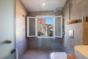 une salle de bain avec toilettes et fenêtre dans l'établissement Campiello Urban Nest by Corfuescapes, à Corfu 41 autres photos