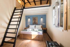un lit mezzanine dans une chambre avec une échelle dans l'établissement Campiello Urban Nest by Corfuescapes, à Corfu