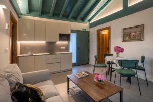 a living room with a table and a kitchen at Hotel Casa Luca de Tena in Sopeña