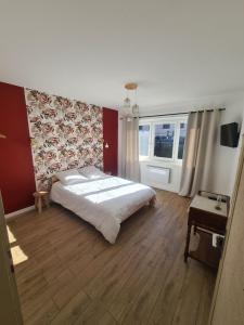 Un dormitorio con una cama grande y una ventana. en Lumineux appartement F4, en Trois-Fontaines