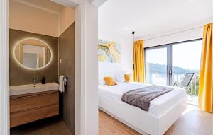 Posteľ alebo postele v izbe v ubytovaní 3 Bedroom Amazing Home In Blato