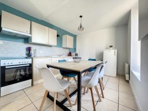 Η κουζίνα ή μικρή κουζίνα στο Le Havre des Ecoles - 2chambres-Rez de jardin et Parking-BBQ