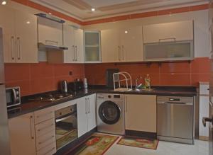 Kuchyň nebo kuchyňský kout v ubytování Abraj Dubai 3 bedroom luxury apartment