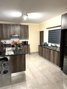 Rehoboth Ezulwini Suites的厨房或小厨房
