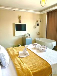 Letto o letti in una camera di PYRAMIDS guest house