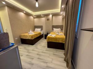 Letto o letti in una camera di PYRAMIDS guest house
