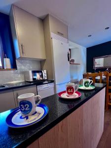 two coffee cups on a counter in a kitchen at Casita en Estavar in Estavar