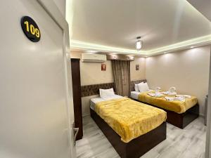 Letto o letti in una camera di PYRAMIDS guest house