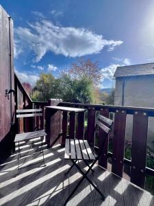 a deck with two chairs and a table on top at Casita en Estavar in Estavar
