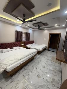 Katil atau katil-katil dalam bilik di shree trilokeshwar guest house