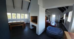un soggiorno con un divano e un tavolo di The Beech Way Cottage a Cape St Francis