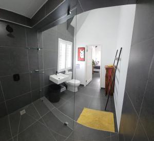 un bagno con doccia, lavandino e WC di The Beech Way Cottage a Cape St Francis Altre 35 foto