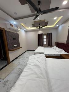 shree trilokeshwar guest house客房内的一张或多张床位