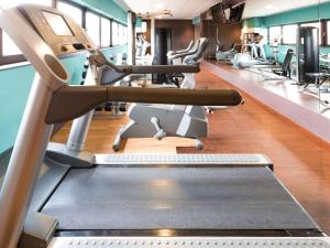 Posilňovňa alebo fitness centrum v ubytovaní Novotel Madrid City Las Ventas