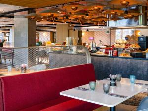 Reštaurácia alebo iné gastronomické zariadenie v ubytovaní Novotel Madrid City Las Ventas