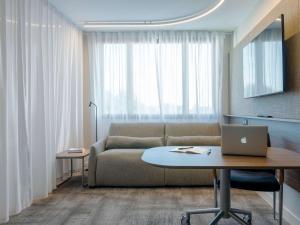 TV a/nebo společenská místnost v ubytování Novotel Suites Nancy Centre