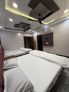 shree trilokeshwar guest house客房内的一张或多张床位